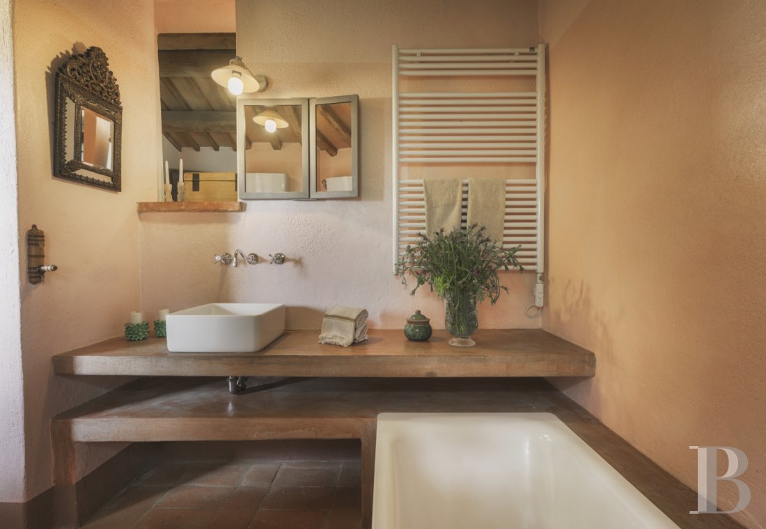 An old olive grove farmhouse restored to its former glory, overlooking the countryside in the Val d'Orcia in Tuscany - photo  n°28